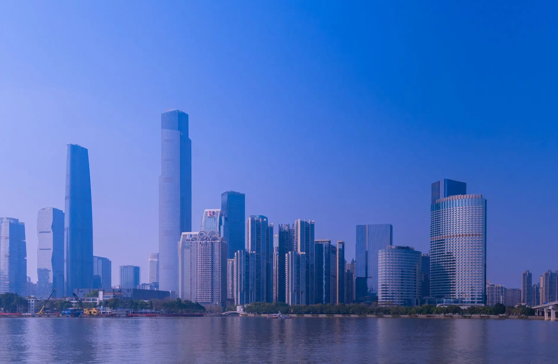 华美创和玻尿酸与自体脂肪填充对比分析及适用场景选择